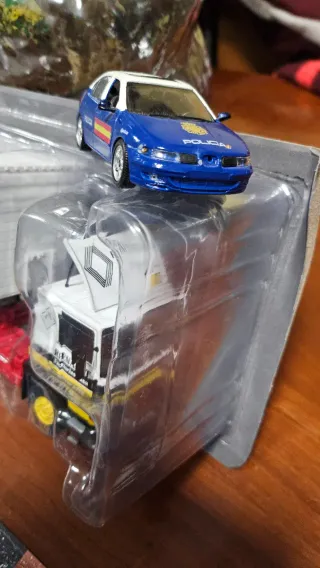 Camión Renault + coche Policia