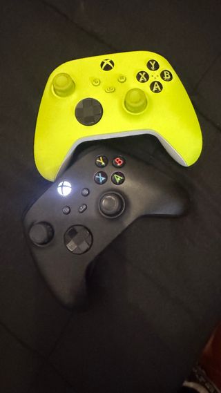 Xbox Series X + 2 mandos + juegos