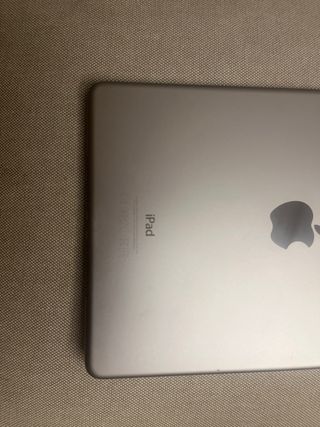 iPad Air 2 A1567 Plata con funda.