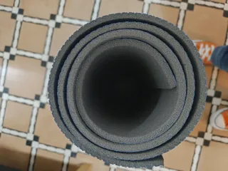 Esterilla azul para yoga o ejercicio