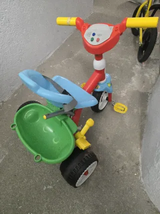 Triciclo infantil con pedales y cinturón