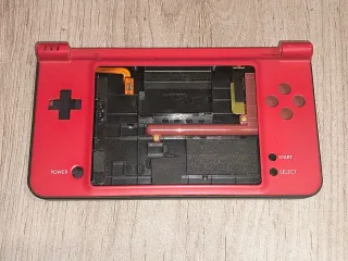 Nintendo DSi XL Rossa - Parte Inferiore della Custodia