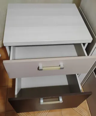 Mesita de noche bicolor de madera