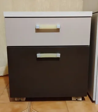 Mesita de noche bicolor de madera