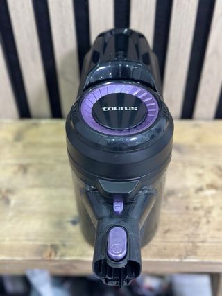 Aspirador Taurus Negro y Morado