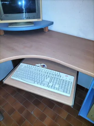 Escritorio de ordenador con cajones