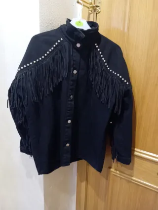 Chaqueta vaquera negra flecos y chapas M