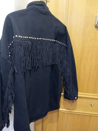 Chaqueta vaquera negra flecos y chapas M