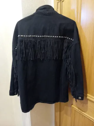 Chaqueta vaquera negra flecos y chapas M