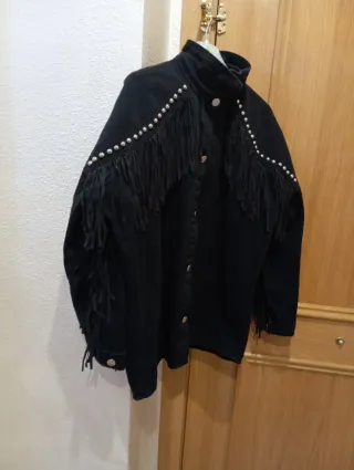 Chaqueta vaquera negra flecos y chapas M