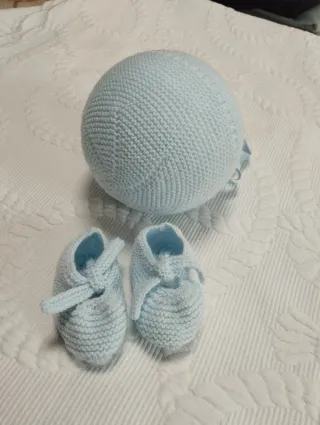 Conjunto bebé: jersey, gorro y patucos