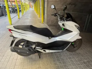 Honda PCX 125cc Blanca Scooter Automática