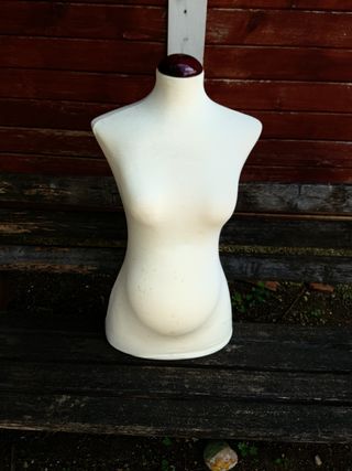 Maniquí Torso Mujer Embarazada Beige
