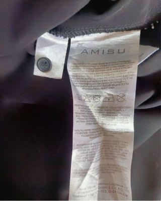 Blusa Amisu preta decote V