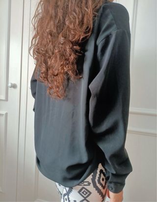 Blusa Amisu preta decote V