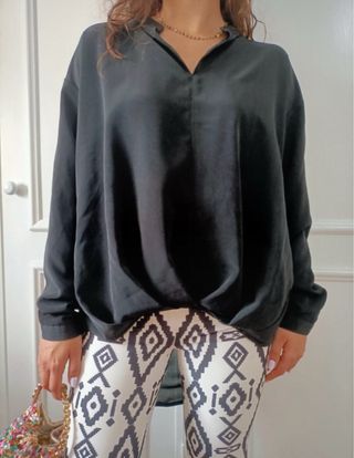 Blusa Amisu preta decote V