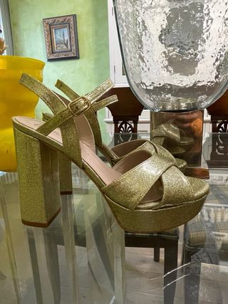 Sandalias doradas con plataforma y tacón