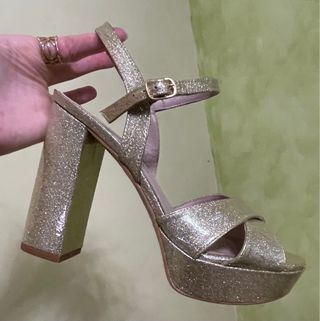 Sandalias doradas con plataforma y tacón