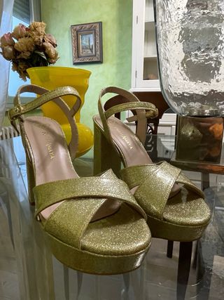 Sandalias doradas con plataforma y tacón