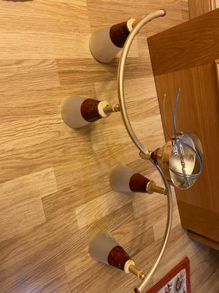 Lámpara de techo dorada y madera