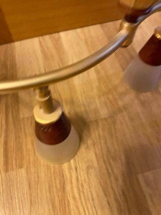 Lámpara de techo dorada y madera