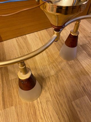 Lámpara de techo dorada y madera