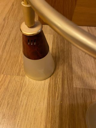 Lámpara de techo dorada y madera