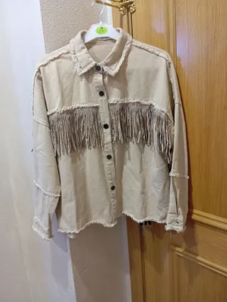 Chaqueta vaquera beige con flecos Talla M preciosa