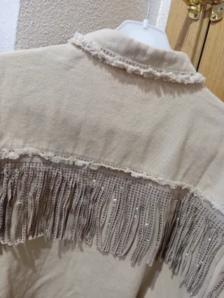 Chaqueta vaquera beige con flecos Talla M preciosa