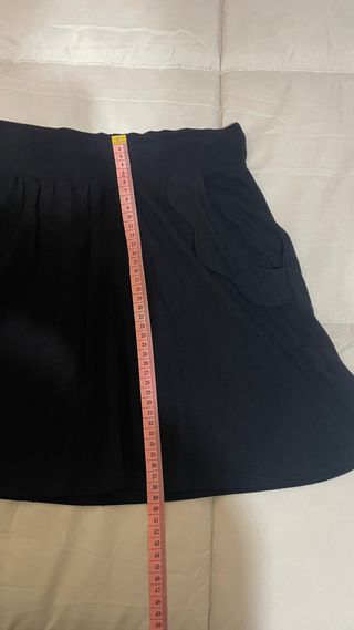 Falda negra con bolsillos
