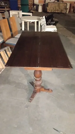 Mesa de comedor de madera oscura