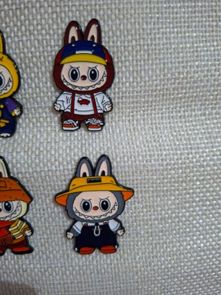 Pins Labubu