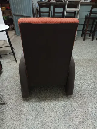 Sillón de tela naranja y marrón