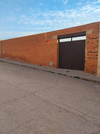 Da a 2 calles Tiene agua