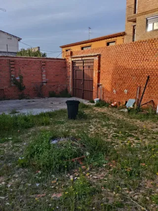 Da a 2 calles Tiene agua