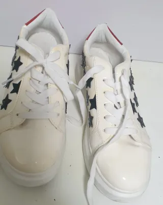 Zapatillas blancas con estrellas negras