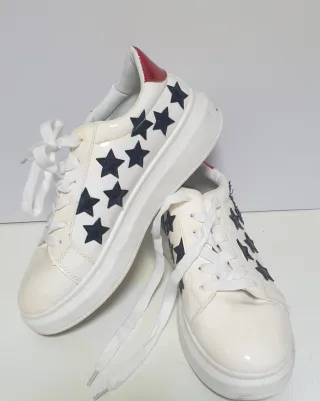 Zapatillas blancas con estrellas negras