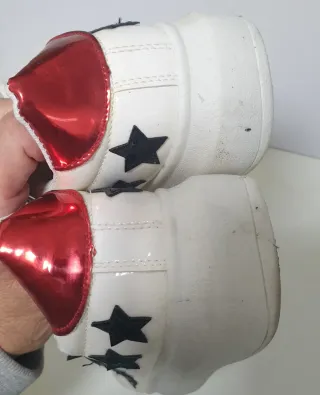 Zapatillas blancas con estrellas negras
