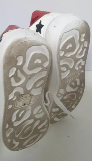 Zapatillas blancas con estrellas negras