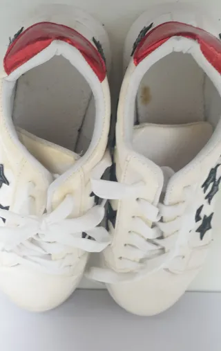 Zapatillas blancas con estrellas negras