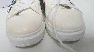 Zapatillas blancas con estrellas negras