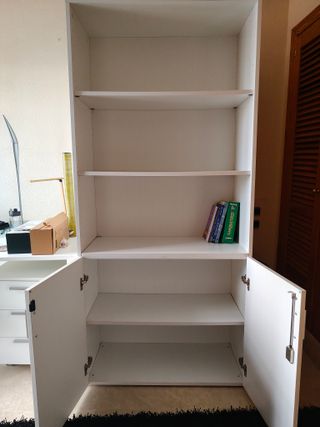 Estantería blanca con puertas