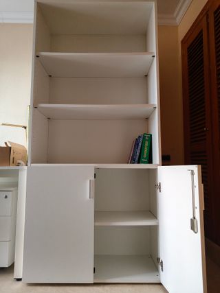 Estantería blanca con puertas