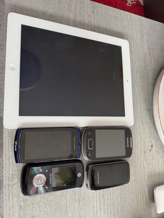 Lote de 4 teléfonos antiguos y un aipad
