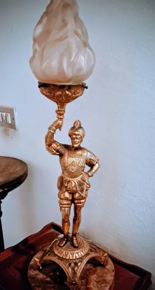 Lámpara de mesa bronce figura hombre