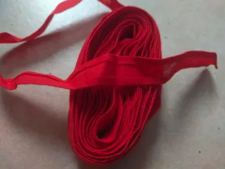 Fettuccia rossa in tessuto