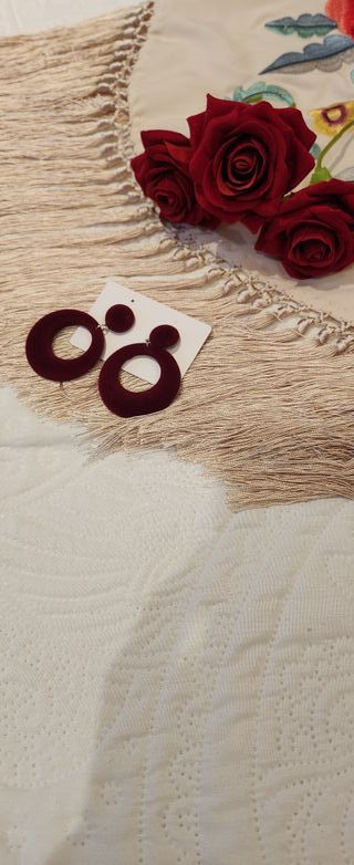 Pendientes flamenca rojo sangre.