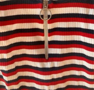 Body às riscas com fecho