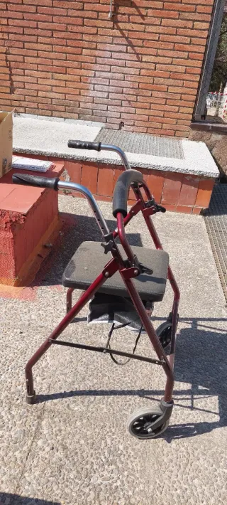 Andador con asiento y ruedas