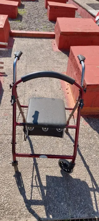 Andador con asiento y ruedas